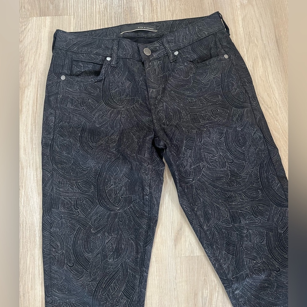 RICH & SKINNY Black Patterned Pants. Size 25